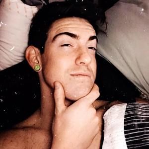 Meet your Posher, Dustin